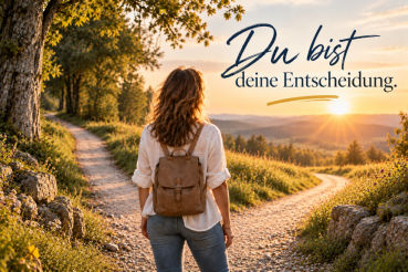 Eine Frau mit Rucksack steht vor einer Weggabelung in einer Landschaft bei Sonnenuntergang mit Bäumen und Felsen im Hintergrund